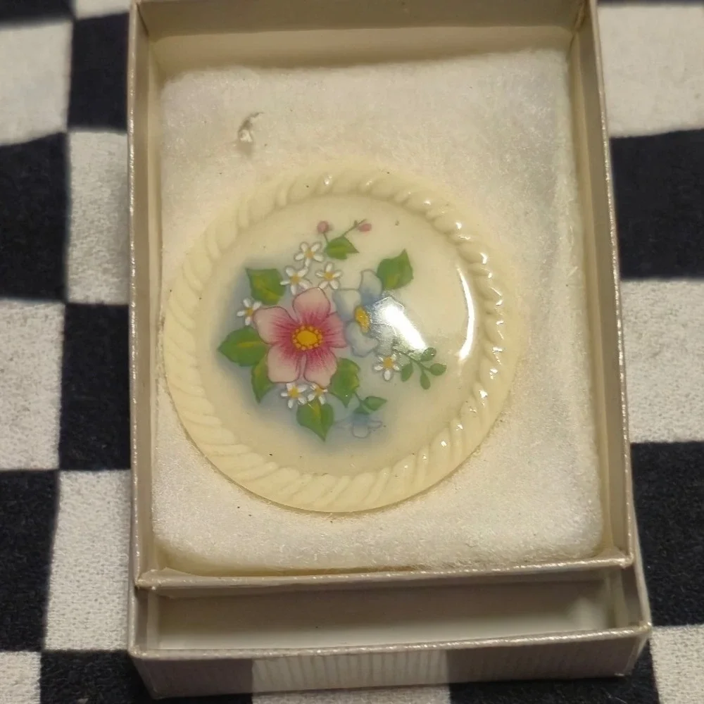 Vintage Avon Round Floral Brooch Pin Cream Pink‎ Blue Flowers with Box